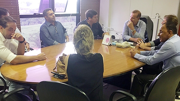 Samel Belchior (esq), Bruno Peixoto e o prefeito Paulo Garcia, em reunião no Paço | Divulgação