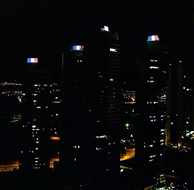 Prédios da mesma construtora foram iluminados com as cores da bandeira da França, no Jardim Goiás | Divulgação