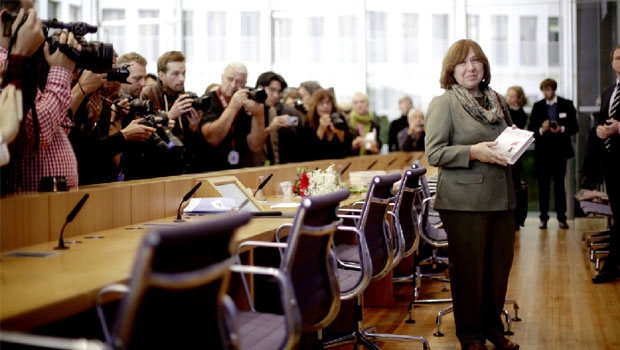 Svetlana Alexiévich (recebendo o Nobel de Literatura na Suécia) que se emociona ao descrever os desastres que atingem os indivíduos. Ao ver pedaços de soldados que haviam pisado numa mina, desmaiou, mas narrou os fatos