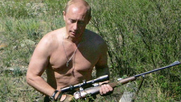Vladimir Putin: o presidente russo mistura traços autoritários de Stálin e dos czares e usa a religião como instrumento político de coesão e apelo popular. Nas suas folgas, exibindo-se, mostra-se como atleta, caçador e guerreiro armado