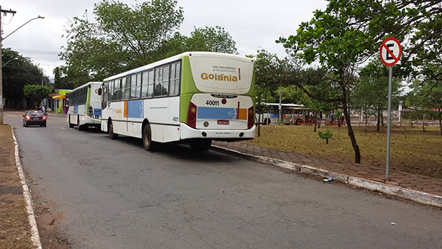Perto da UFG, uma placa de “proibido estacionar” ignorada o dia inteiro: ônibus têm área construída exclusivamente para paradas, mas motoristas preferem o mais prático, atrapalhando o trânsito