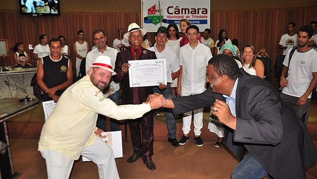Mestres de capoeira se reúnem no plenário do Legislativo trindadense