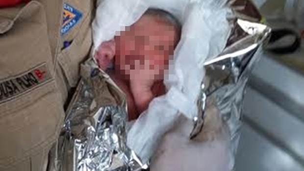 Uma mulher encontrou o bebê após ouvir o choro da criança | Foto: Corpo de Bombeiros