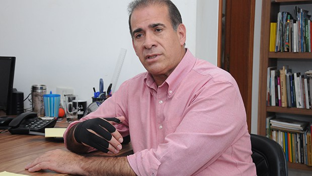 Na foto ex-prefeito Carlos Alberto Oliveira, o Carlão (PSDB)