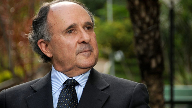 "Esta coleção de contos deveria trazer um rótulo como o dos cigarros, avisando que pode fazer mal ao humor, mas faz bem a quem gosta de navegar no mundo literário” Ao ex-reitor da UnB, Cristovam Buarque, coube as orelhas do livro