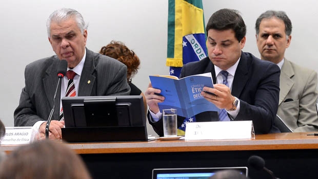 O deputado Marcos Rogério faz a leitura do relatório, favorável ao prosseguimento das investigações sobre a quebra de decoro parlamentar do presidente da Câmara, Eduardo Cunha | Foto: Antônio Cruz/Agência Brasil