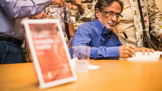 Ex-funcionário do Banco Nacional de Desenvolvimento Econômico (BNDES), Helio Brasil se dedicou à docência no curso de Arquitetura de diversas universidades. O registro fotográfico é do lançamento de seu sexto livro, “Pentagrama Acidental”