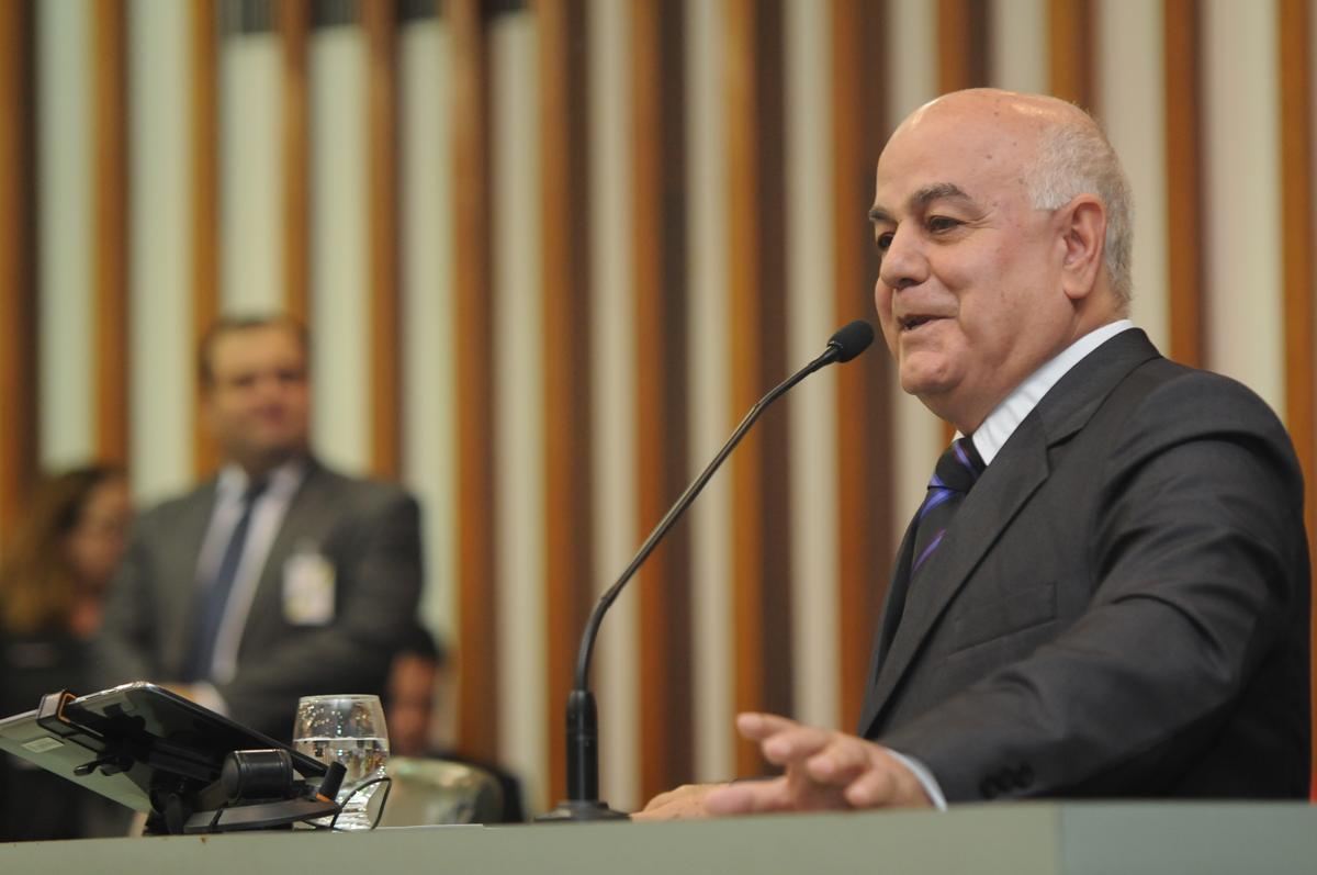Presidente Hélio de Sousa discursa durante a sessão 