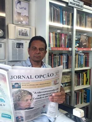 Ruimar Ferreira lendo o Jornal Opção 12310608_1707500859498327_7802691802435479426_n