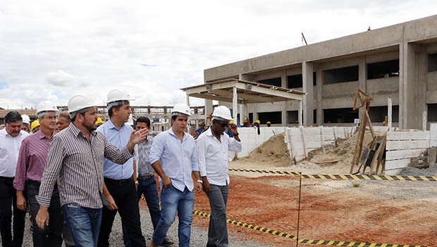 Titular da SED, José Eliton vistoria obras de instituto em Aparecida de Goiânia | Divulgação