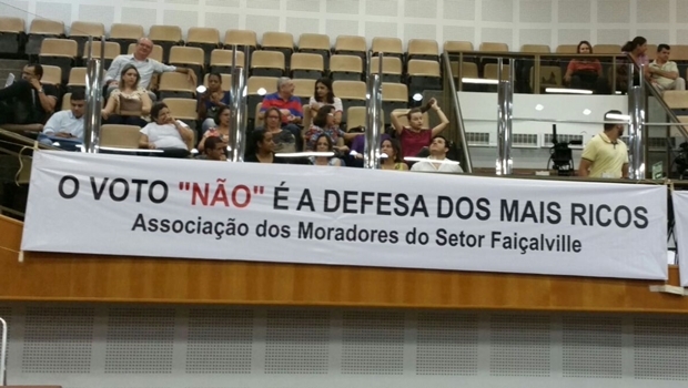 Moradores criticam vereadores que apoiam o voto contrário 