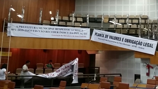 Cartazes agradecem à prefeitura 