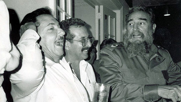 Norberto Fuentes entre Raúl Castro e Fidel Castro: o escritor foi amigo dos ditadores, mas sua literatura independente e crítica não agradava os donos de Cuba. Mas ele teve sorte e escapou da ilha e mora nos Estados Unidos