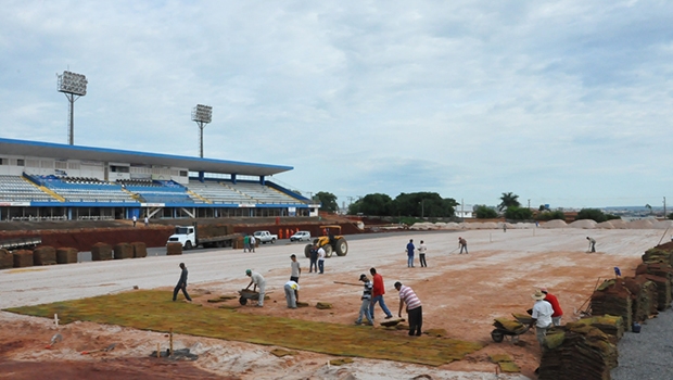 Com plantio do gramado finalizado, restante da obra fica para janeiro
