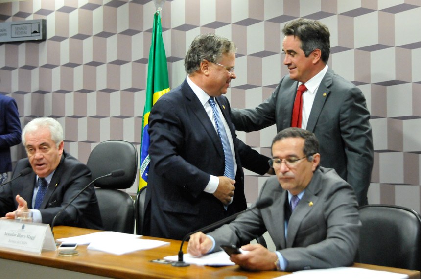 De pé, Blairo Maggi (relator) e Ciro Nogueira (autor do projeto) se cumprimentam. Ao lado deles, o presidente da comissão especial, Otto Alencar, e o senador Douglas Cintra | Agência Senado