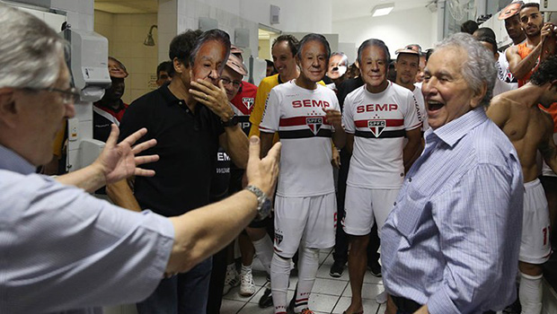 Juvenal Juvência (dir) com jogadores do São Paulo | Divulgação/SPFC