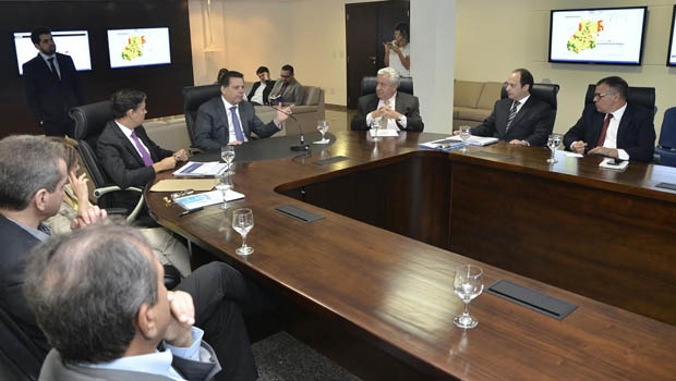 Governador tucano recebeu auxiliares na manhã desta segunda-feira (21/12) | Foto: Rodrigo Cabral