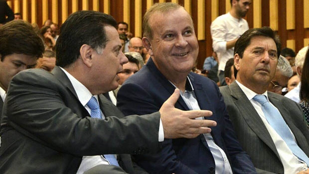 Marconi e prefeitos de Goiânia e Aparecida, Paulo Garcia e Maguito Vilela, durante solenidade | Foto: Divulgação