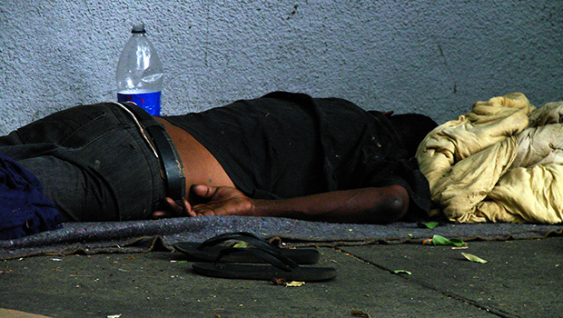 Homem em situação de rua no Centro de Goiânia | Foto: Marcello Dantas