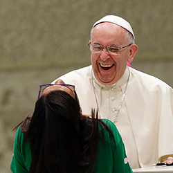O riso franco do papa Francisco em um encontro com jovem brasileira: quebrando paradigmas do sisudo clero | Foto: Vaticano