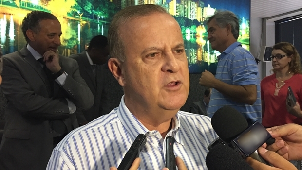 Prefeito durante entrevista coletiva | Foto: Alexandre Parrode / Jornal Opção