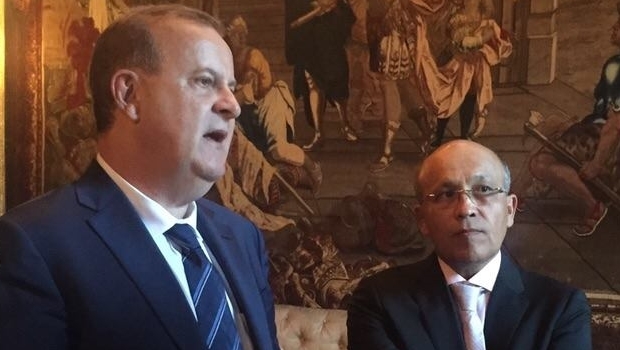 Prefeito Paulo Garcia e secretário de Finanças, Jeovalter Correia 