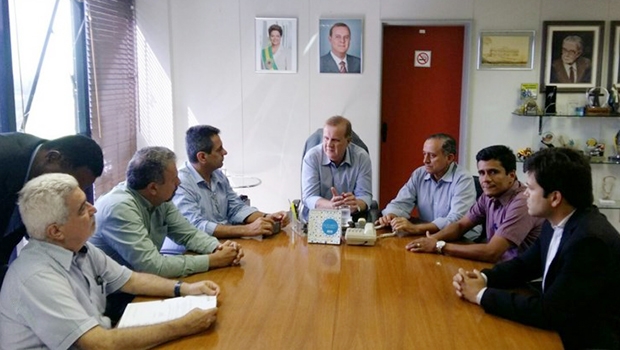 Prefeito Paulo Garcia (centro), vereadores e auxiliares durante sanção da lei | Twitter