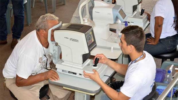 Paciente realiza exame oftalmológico no programa Saúde para Todos: benefício levado à população mais carente | Foto: Divulgação