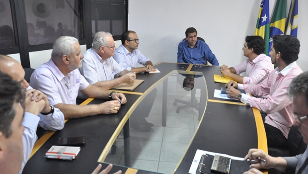 João Gomes discute rede para desburocratização com setor produtivo