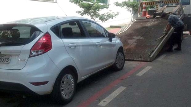 SMT guincha carro estacionado em cilcofaixa | Divulgação/SMT