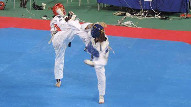 Dângela Guimarães (vermelho) durante competição | Reprodução/Facebook