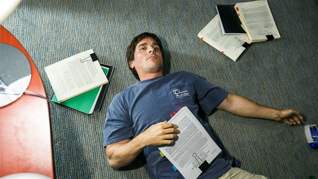Michael Burry, economista vivido por Christian Bale em "A grande aposta", foi o primeiro a prever a crise que derrubou a economia mundial. Brasil não sofreu em 2008, mas agora paga a conta