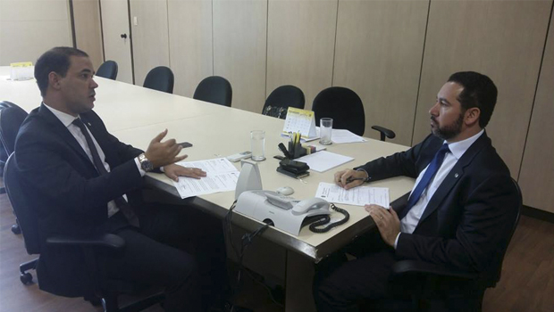 Deputado Vicentinho Júnior faz reivindicação ao secretário Dyogo Henrique