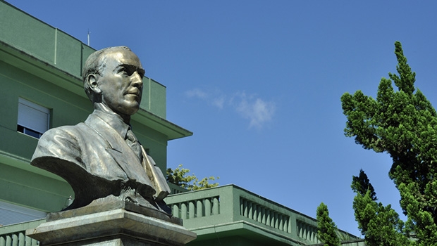 O busto de Pedro Ludovico adorna a entrada do Palácio das Esmeraldas, sede do Poder Executivo de Goiás | Foto: Eddy Pontes/Flirck
