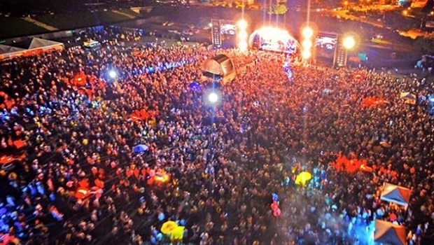 Público lota estacionamento do Serra Dourada para acompanhar a festa de réveillon | Foto: Goiás Turismo