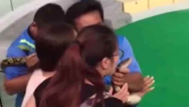 No momento em que a mulher aproximou seu rosto da cobra, animal mordeu o nariz dela | Foto: Reprodução/Youtube