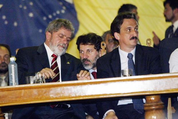 Presidente Luiz Inacio Lula da Silva com os sem terra no Forum Nacional pela Reforma Agraria e Justica no campo, no Parque da Cidade. Delubio Soares (tesoureiro do PT, de barba) por duas veses levou cigarrilha para o Lula fumar. as 13h30 politica. Brasilia, 21. 11. 03 foto de L:ula Marques/ Folha imagem.