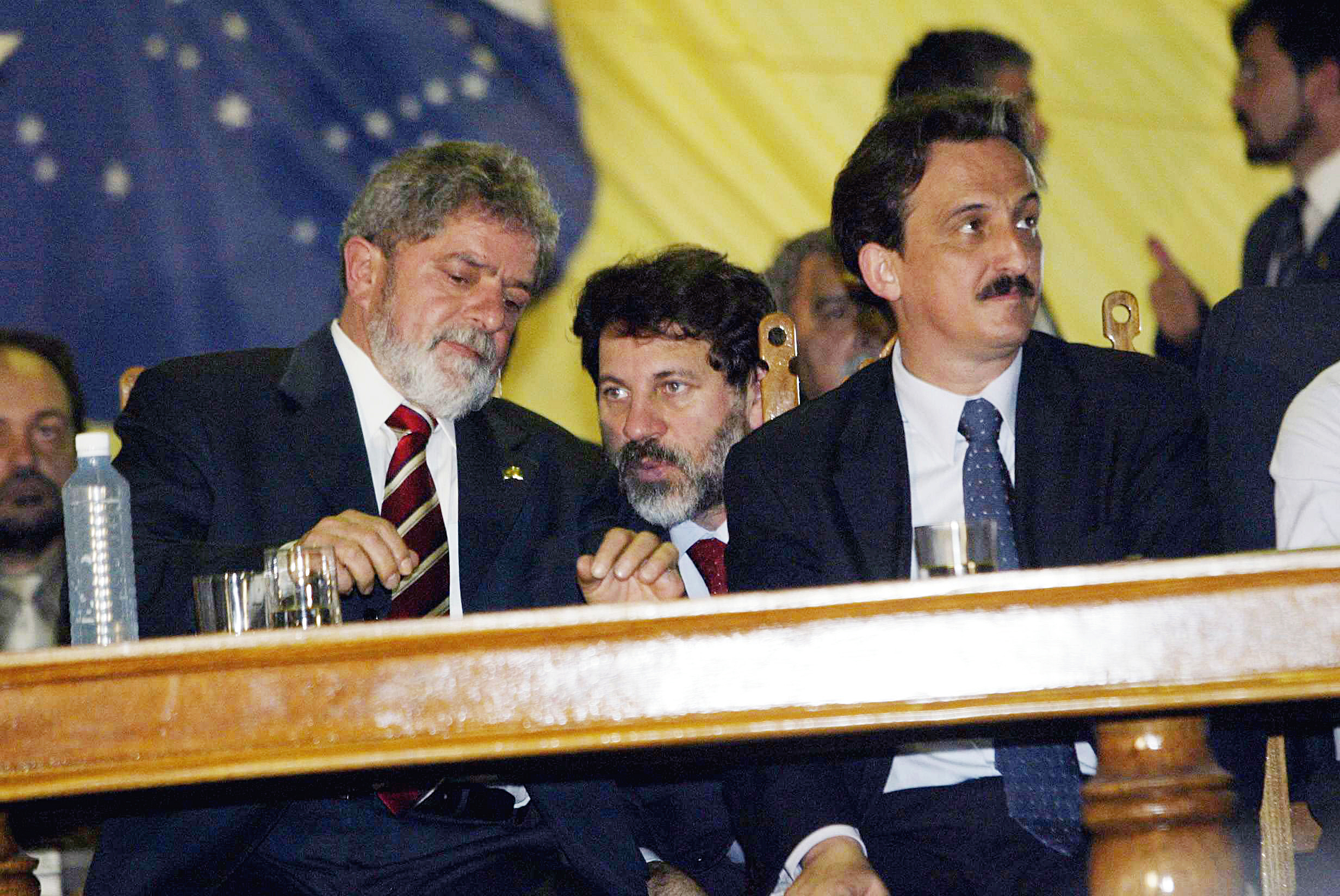 Presidente Luiz Inacio Lula da Silva com os sem terra no Forum Nacional pela Reforma Agraria e Justica no campo, no Parque da Cidade. Delubio Soares (tesoureiro do PT, de barba) por duas veses levou cigarrilha para o Lula fumar. as 13h30 politica. Brasilia, 21. 11. 03 foto de L:ula Marques/ Folha imagem.