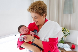 Dilma Rousseff com o bebê Guilherme em janeiro de 2016