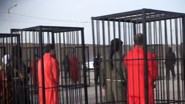 Vídeo mostra Estado Islâmico em execução do que elem identificam como espiões | Foto: Reprodução