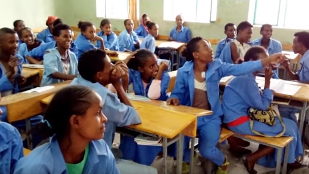 Inglês é ensinado com música do Nirvana por voluntário em escola da Etiópia | Foto: Reprodução