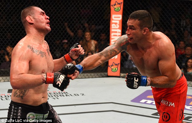 Fabrício Werdum e Cain Velásquez 299ADD9100000578-0-image-a-3_1434273824704