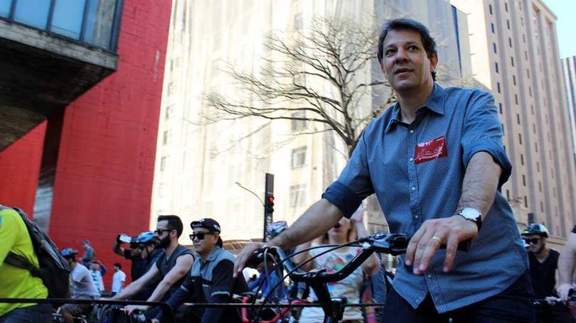 Fernando Haddad size_810_16_9_fernando-haddad-anda-de-bicicleta