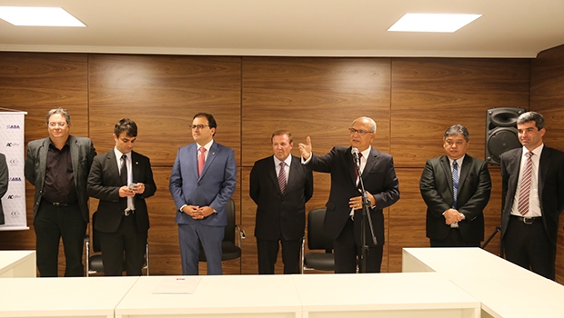 Marcus Vinícus Furtado Coêlho (centro) saudou a nova lei,que permite a criação de sociedades individuais