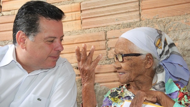 "Eu nem esperava chegar até aqui", disse dona Joaquina em conversa com o governador Marconi Perillo (PSDB) | Foto: reprodução gabinete / Humberto Silva