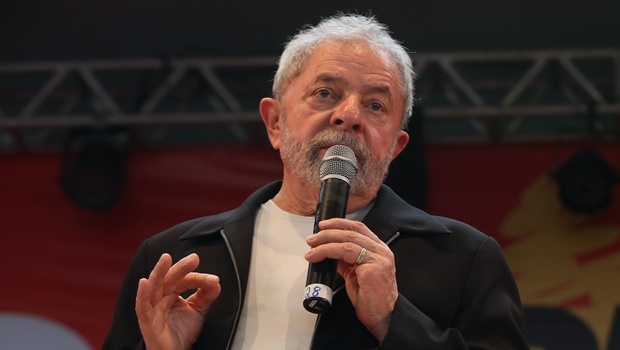 "Nenhum líder brasileiro teve a vida particular e partidária tão vasculhada quanto Lula e jamais encontraram acusação válida contra ele", diz nota | Foto: Lula Marques/Agência PT Ex presidente Luiz Inácio Lula da silva e o presidente do PT Rui Falcão na abertura do terceiro congresso juventude do PT.
