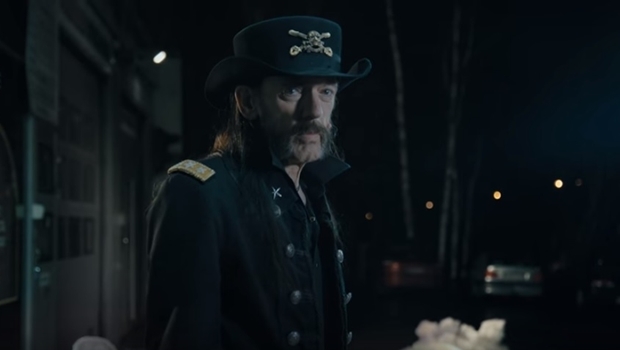 Em comercial de leite, Lemmy diz que nunca beberia o produto | Foto: Reprodução