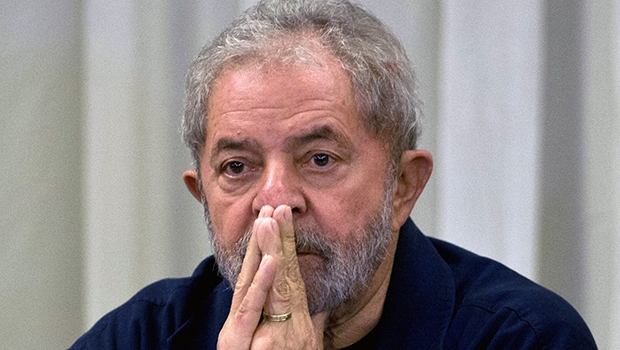 Lula da Silva: investigações chegam cada vez mais perto e o ex-presidente teme ir para a cadeia. No detalhe, criminalista Nilo Batista, o novo “zagueirão” na defesa do petista Foto: Nelson Almeida/AFP/Getty Images)