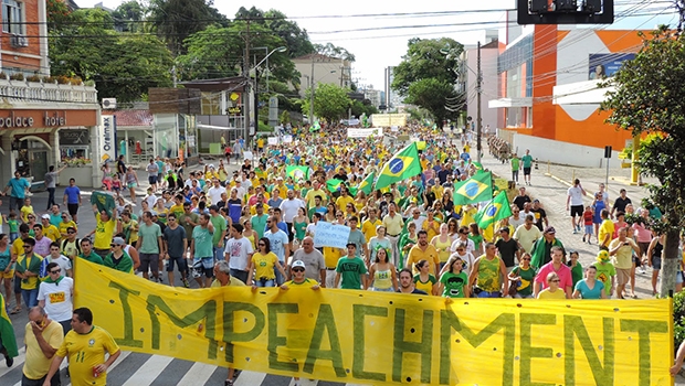 No momento em que a população pede o fim de um governo de esquerda, principais pensadores de direita se desentendem nas redes sociais | Foto: Jaime Batista