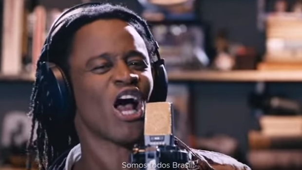 O cantor Toni Garrido, vocalista do grupo Cidade Negra, canta a música "Somos Todos Brasil" nas propagandas | Foto: Reprodução
